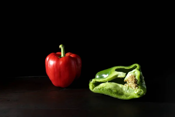 Koyu Ahşap Bir Masada Kırmızı Biber Yarım Yeşil Biber — Stok fotoğraf