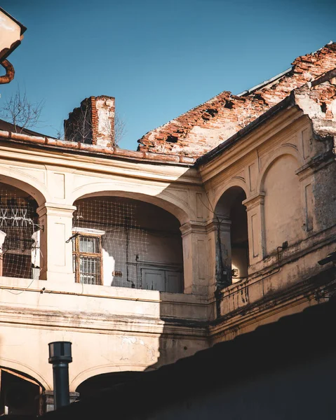 Güneşli Bir Günde Eski Bir Tuğla Binanın Dikey Görüntüsü — Stok fotoğraf