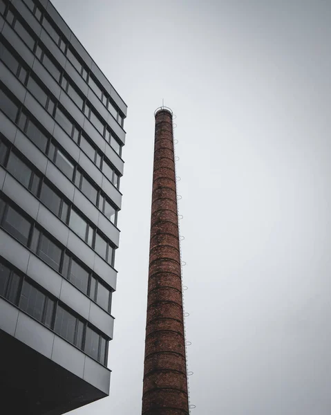 Vertikal Bild Tegel Hög Skorsten Över Industribyggnad — Stockfoto