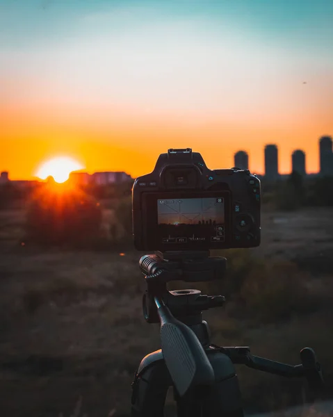 Μια Κάμερα Που Καταγράφει Μαγευτικό Ηλιοβασίλεμα Βράδυ — Φωτογραφία Αρχείου