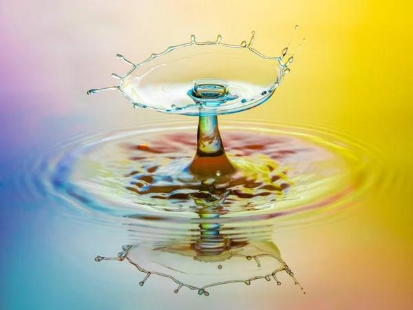 Цветной Брызг Воды Отражением — стоковое фото