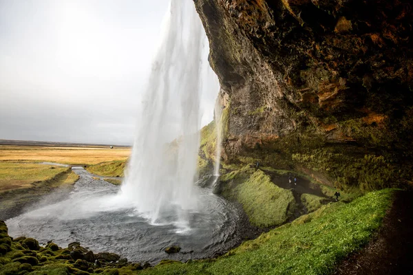 Een Verbazingwekkende Waterval Van Een Klif — Stockfoto
