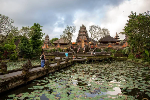 Una Hermosa Toma Del Templo Saraswati Ubud Indonesia —  Fotos de Stock