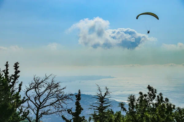 구름낀 하늘에서 낙하산을 날아가는 사람의 아름다운 — 스톡 사진