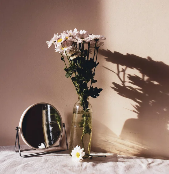 Гарний Букет Ромашкових Квітів Скляній Вазі Відбивається Круглому Дзеркалі Столі — стокове фото