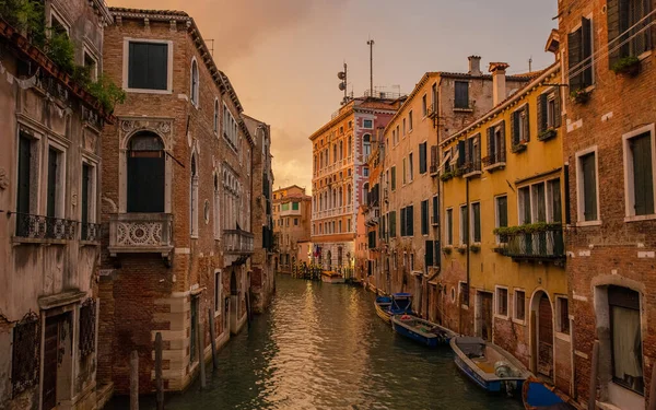 Ένα Όμορφο Πλάνο Ενός Στενού Καναλιού Μεσαιωνικά Κτίρια Στη Βενετία — Φωτογραφία Αρχείου