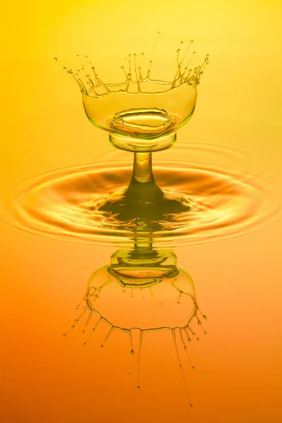 反射とカラフルな水ドロップスプラッシュ — ストック写真