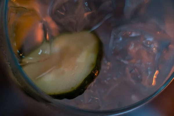 Hög Vinkel Skott Drink Och Gurka Ett Glas — Stockfoto