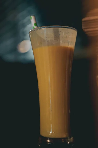 Вертикальный Снимок Стакана Оранжевой Жидкостью — стоковое фото