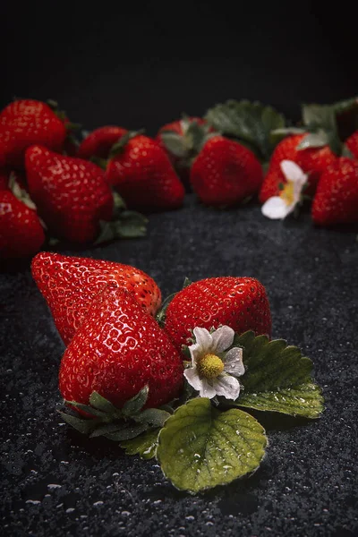 Eine Vertikale Aufnahme Von Erdbeeren Auf Einem Natürlichen Schiefersockel Auf — Stockfoto