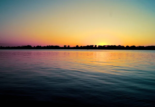 Красивый Снимок Красочного Заката Над Озером — стоковое фото