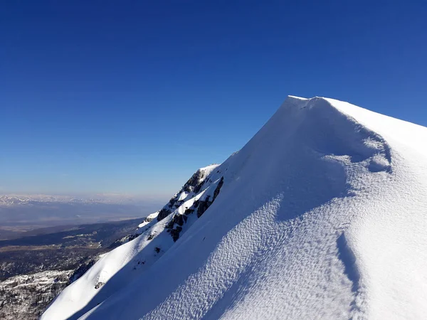 晴れた日の風光明媚な雪のピーク — ストック写真