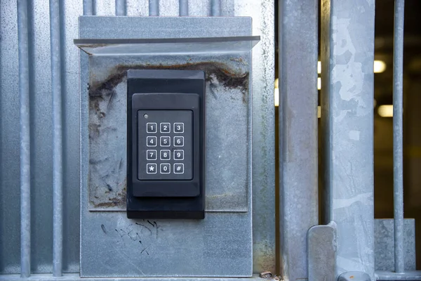 Κλείσιμο Σύγχρονου Συστήματος Κλειδαριών Κωδικό Πρόσβασης Μπροστά Από Σιδερένια Πύλη — Φωτογραφία Αρχείου