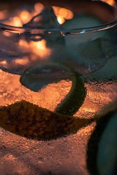 Nahaufnahme Eines Wassers Mit Eis Und Zitrone Einer Bar — Stockfoto