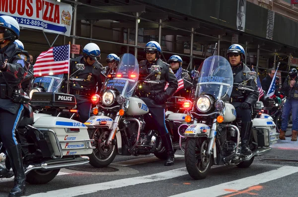 2021年11月11日 美国纽约 一年一度的退伍军人日游行中 纽约市第五大道沿线的骑车人举着国旗 — 图库照片