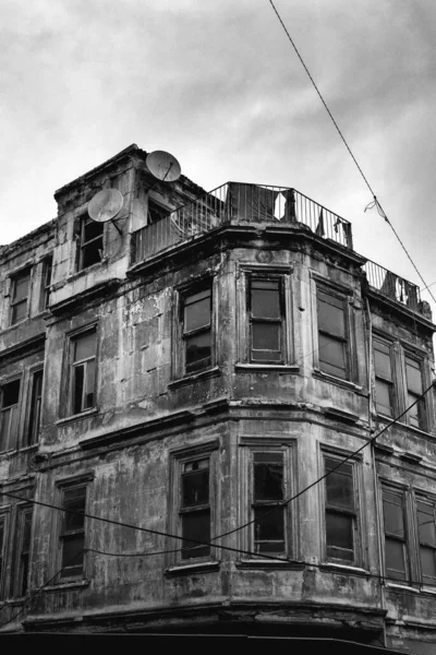 Vertical Black White Shot Some Building Cloudy Skies — Stockfoto
