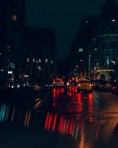 雨の後の夜に路上でいくつかの車の魅惑的なショット — ストック写真