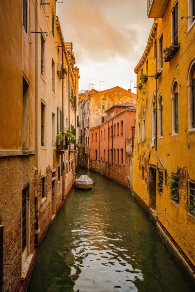 イタリアのヴェネツィアに中世の建物と狭い運河の美しいショット — ストック写真