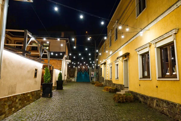 Cobblestone Road Illuminated Hanging Lights Night — Stockfoto