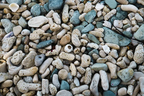 Ein Bündel Verschiedener Farbenfroher Felsen Einem Strand Während Des Tages — Stockfoto