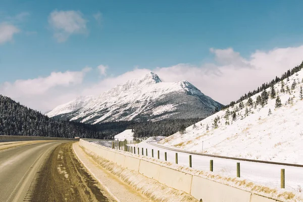 Een Prachtig Landschap Van Weg Heuvels Bedekt Met Sneeuw — Stockfoto
