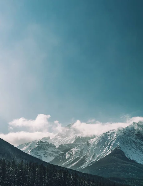 Een Prachtig Landschap Van Heuvels Bedekt Met Sneeuw — Stockfoto