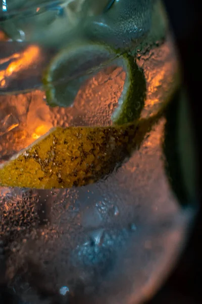 Tiro Close Uma Água Com Gelo Limão Bar — Fotografia de Stock