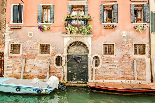Beautiful Shot Narrow Canal Medieval Building Venice Italy — Fotografia de Stock