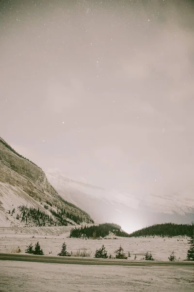 Красивый Пейзаж Холмов Покрытых Снегом — стоковое фото