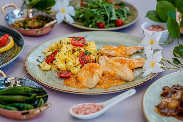 Una Deliciosa Pasta Con Tomates Cherry Pollo — Foto de Stock