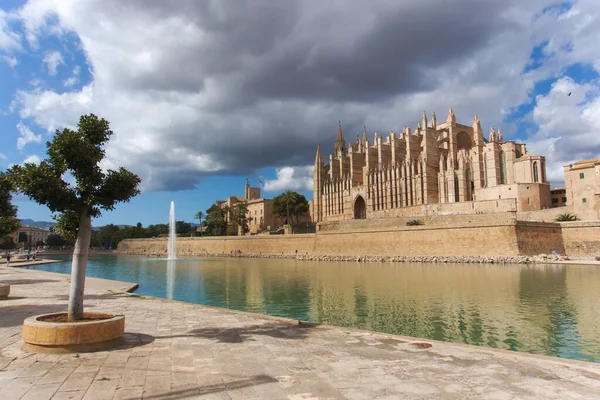 Cathédrale Majorque Palma Avec Lac Face Par Une Journée Nuageuse — Photo