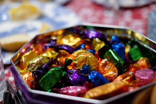 Primer Plano Tazón Con Coloridos Caramelos Envueltos — Foto de Stock