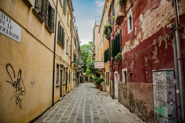 Узкая Улица Венеции Италия — стоковое фото
