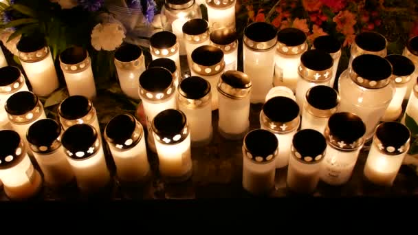 地板上许多蜡烛的美丽镜头 — 图库视频影像