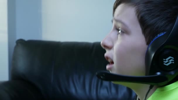 Кадри Хлопчика Грає Відеоігри — стокове відео