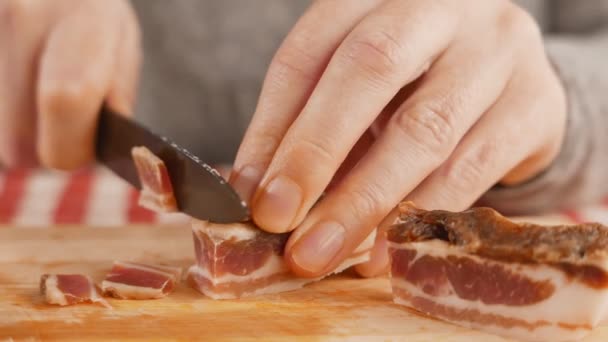 Chef Snijdt Een Stuk Vlees Een Snijplank — Stockvideo