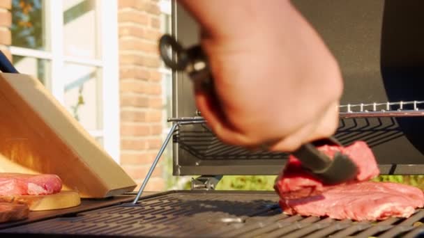 Man Grillen Van Vlees Buiten — Stockvideo