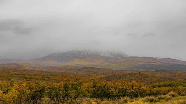 Eine Faszinierende Berglandschaft Einem Düsteren Tag — Stockfoto