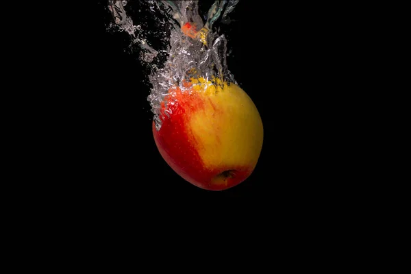 Closeup Shot Apple Falls Water Air Bubbles Splashes Black Background — Foto Stock