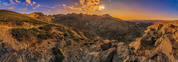 Панорамний Знімок Красивих Пагорбів Під Заходом Сонця — стокове фото