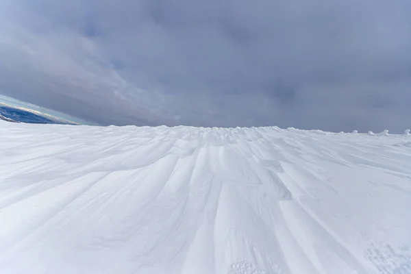 Пейзаж Трасс Холме Покрытом Снегом Облачным Небом Курортной Зоне — стоковое фото