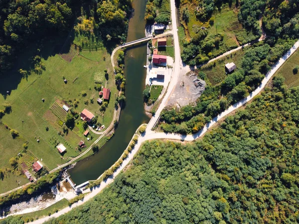 Luftaufnahme Eines Schmalen Flusses Der Durch Eine Kleine Stadt Fließt — Stockfoto