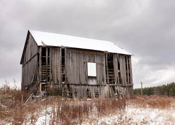 野原の古い放棄された木製の納屋 — ストック写真