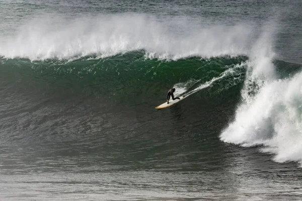 Surfař Chytající Velkou Vlnu Moři — Stock fotografie