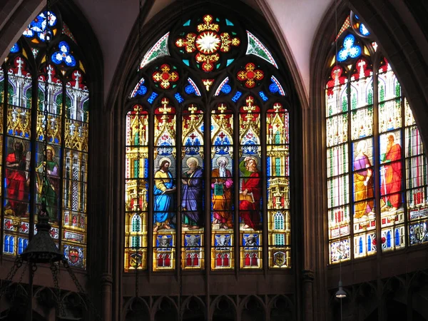 瑞士巴塞尔大教堂内的彩色玻璃窗户的详细情况 — 图库照片