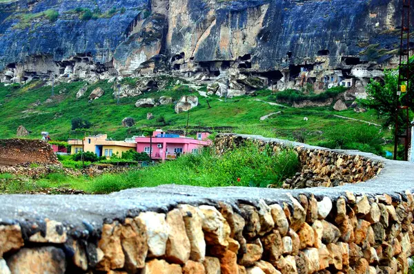 Hermoso Paisaje Una Cerca Rocosa Hierba Casas Rurales Con Altas — Foto de Stock