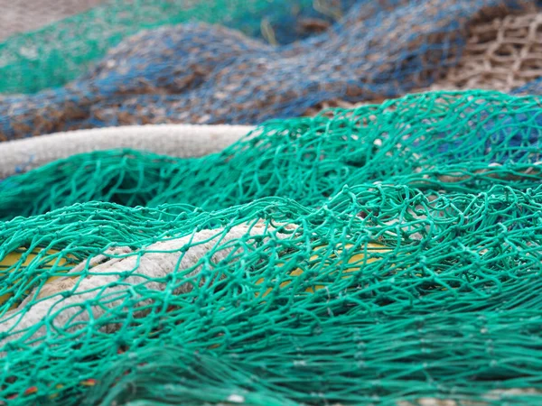 Nahaufnahme Grüner Und Blauer Fischernetze Der Küste Des Meeres — Stockfoto