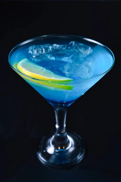 Een Verfrissende Citruscocktail Turquoise Kleur Een Donker Oppervlak — Stockfoto