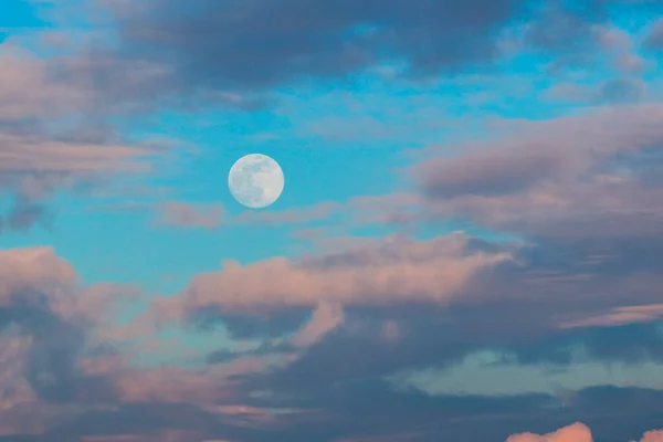 Lua Céu Nublado Durante Dia — Fotografia de Stock