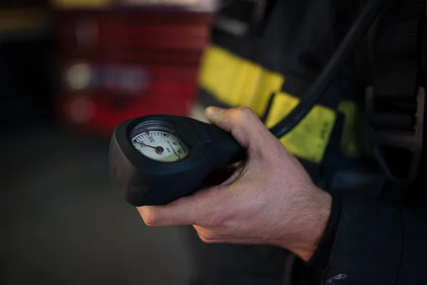 消防士の手の温度計を保持する閉鎖ショット — ストック写真